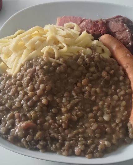 Linsen mit Spätzle und Saitenwürstle