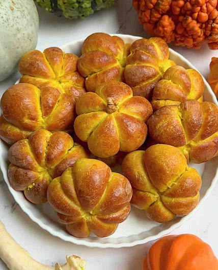 How To Make Pumpkin-Shaped Bread Rolls