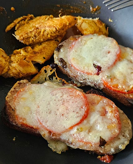 Bruschetta et poulet mariné roti