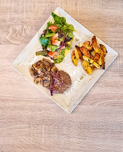 Burger de bœuf et champignons, pommes de terre poêlées et salade