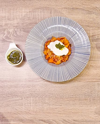 Gigli en sauce tomate aux champignons et burrata, crème de basilic et épices siciliennes