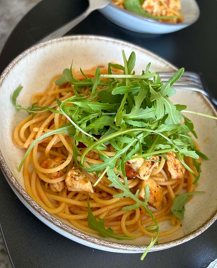 Makaron z suszonymi pomidorami i kurczakiem