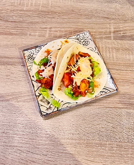Fajitas de poulet au fromage et mayonnaise au chili sucrée, épices mexicaines, poivron et salade