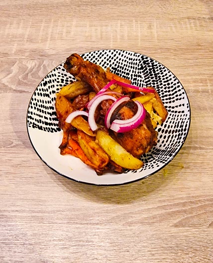 Traybake de pilons de poulet épices surinamiennes et pickle d'oignon