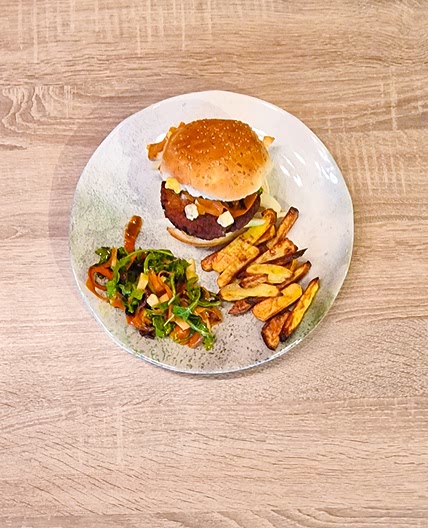 Burger végétarien au fromage bleu, frites maison