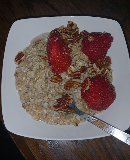 Oatmeal with strawberries and pecans