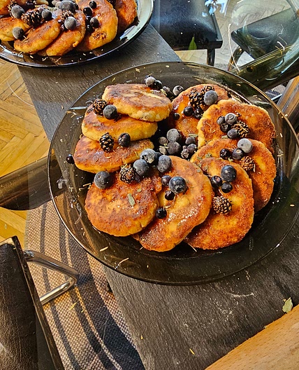 Russian cheese pancakes (Syrniki)