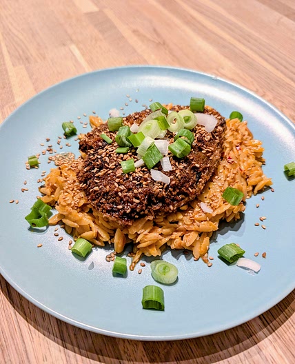 ORZO AU GOCHUJANG AVEC UN SCHNITZEL D'AUBERGINE 🍆