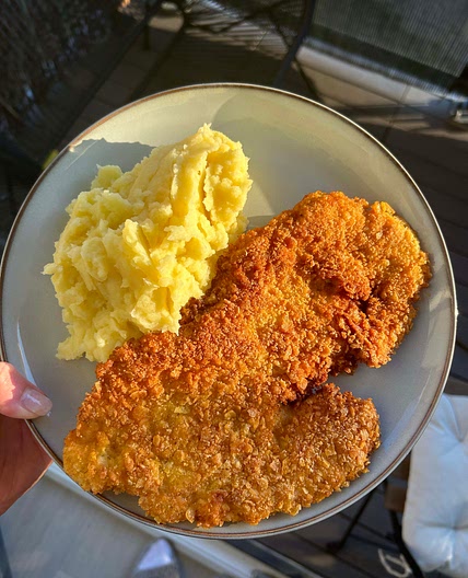 Kotlety z ziemniaczkami i mizerią