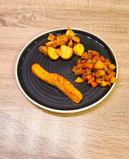 Saumon en sauce miel-moutarde et grenailles rôties
