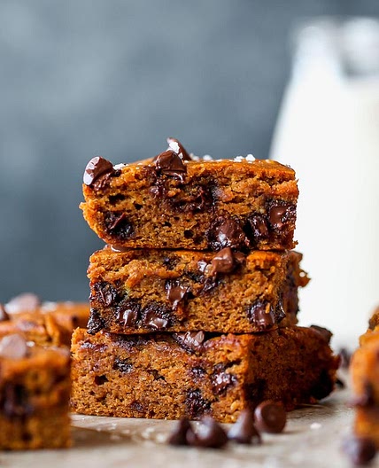 I look forward to these Healthy Pumpkin Bars every fall! Filled 