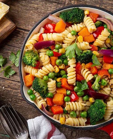 Ensalada de Pasta con Pollo y Verduras