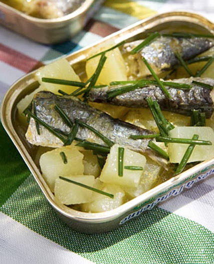 Ensalada de patatas, sardinas y curry