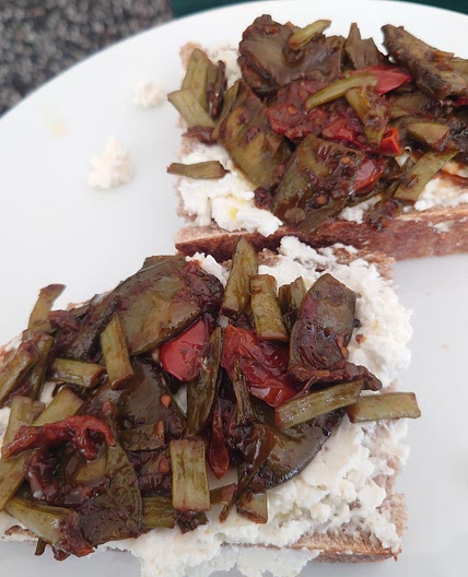 Green beans on toast