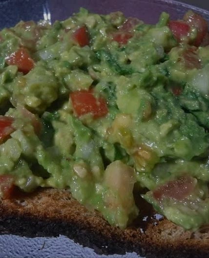 Ensalada de aguacate con harina de mandioca