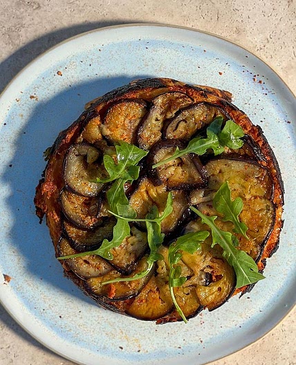 TARTE TATIN AUX AUBERGINES, FROMAGE FRAIS ET ÉPICES DOUCES