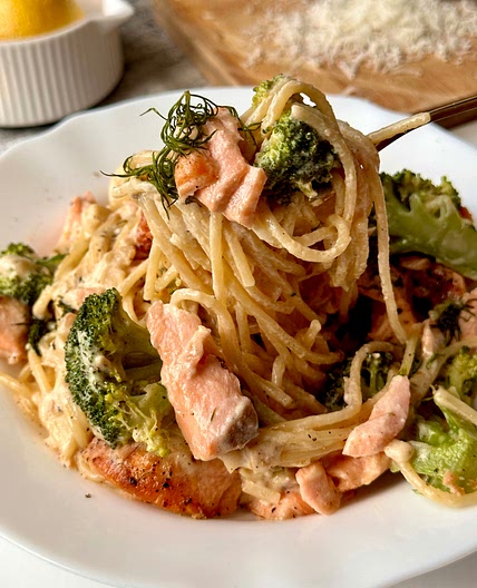 Creamy Alfredo Spaghetti with Salmon and Broccoli 
