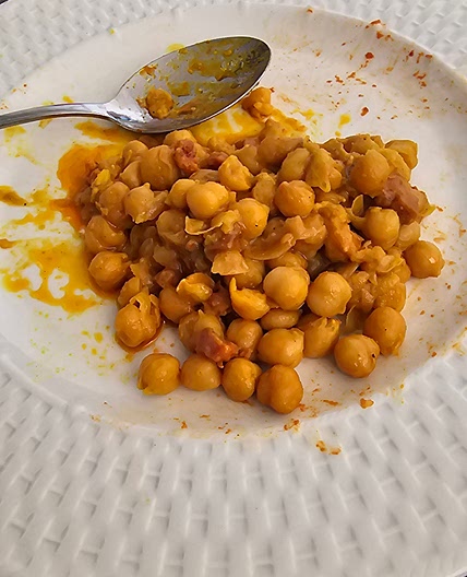 Beans or chickpeas with curry