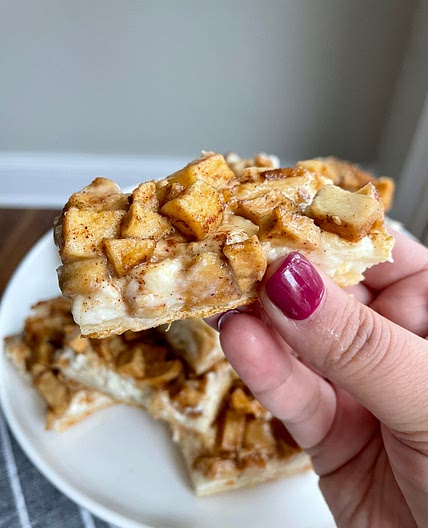Apple cheesecake bars