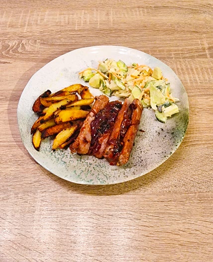 Saucisse aux oignons cuits et sauce au curry