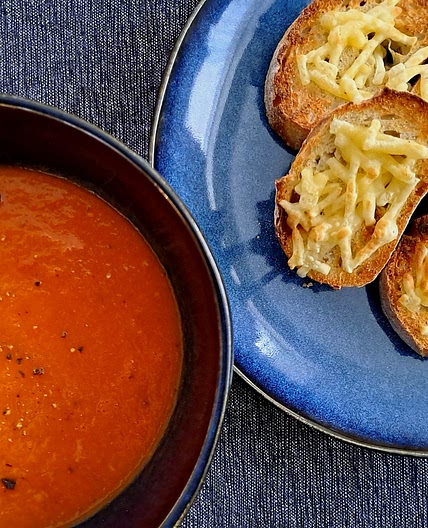 Spiced tomato soup with cheesy bread