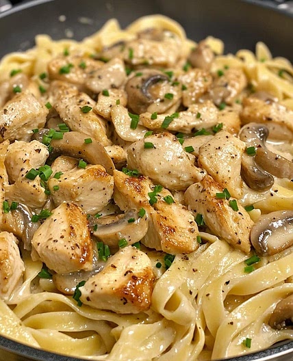 Hühnchen-Nudeln in cremiger Sauce