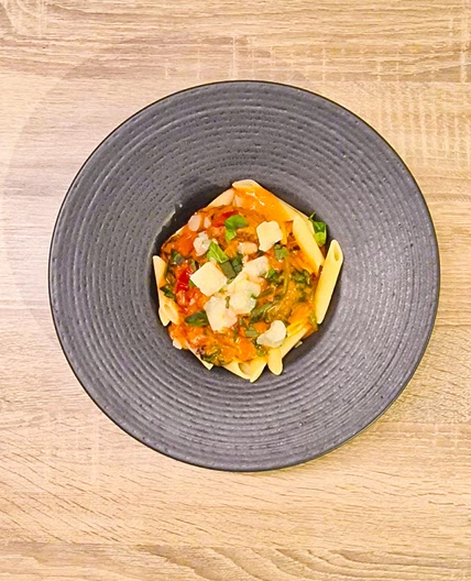 Penne aux boulettes de poulet et épinards