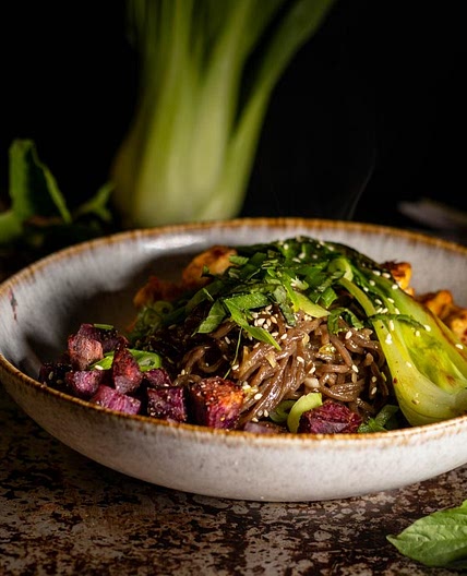 Soba Noodle Stir Fry Bowl - schnell, einfach und oberlecker