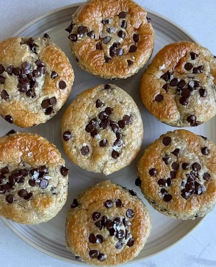 CHOCOLATE CHIP PROTEIN MUFFINS ✨ Thoughts or questions? 👇💖