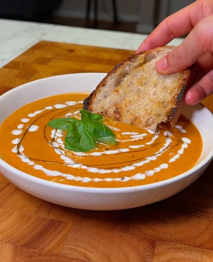 Soupe aux tomates rôties et aux poivrons rouges