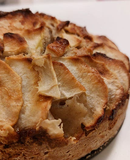 Apples and almonds cake