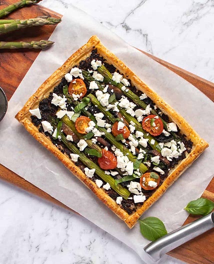 Mushroom and asparagus tart with puff pastry