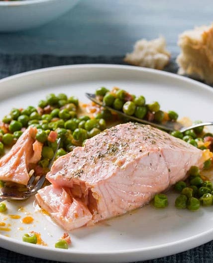 Salmón y guisantes con jamón al pimentón