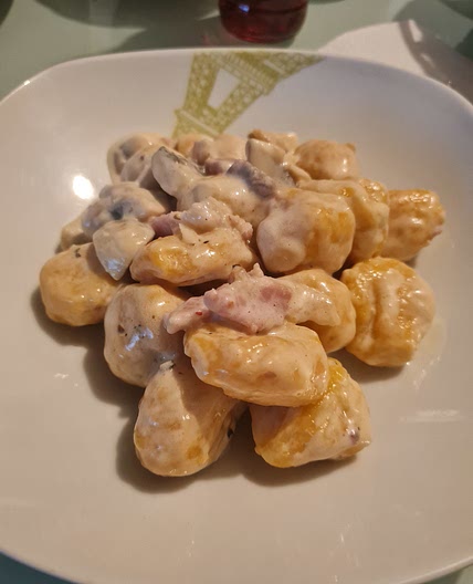Gnocchis à la butternut, sauce champignons et poitrine fumée