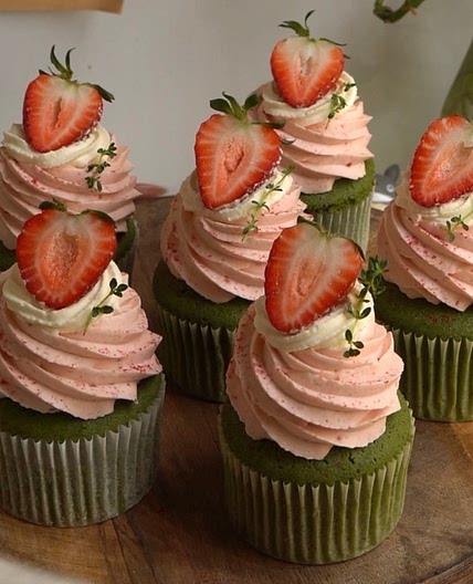 Strawberry Matcha Cupcakes 🍓🍵