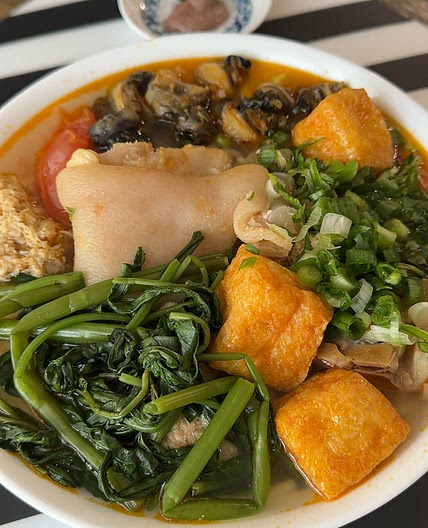 Bun Rieu Oc - Vietnamese crab and pork noodle soup 