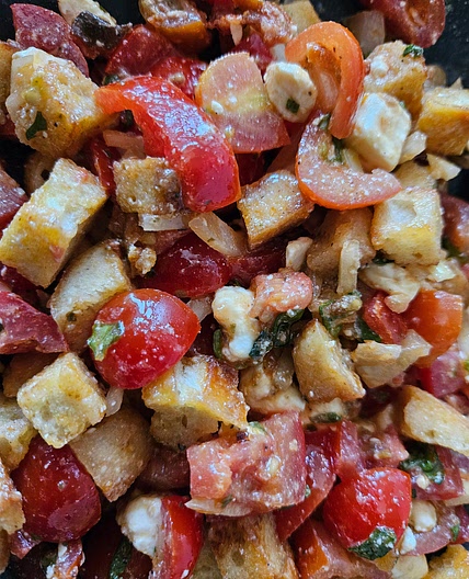 Tomaten-Brotsalat mit Pest-Dressing