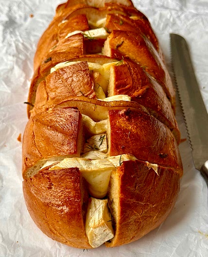 Crispy Cheesy Brie Stuffed Bread - zupf Brot 