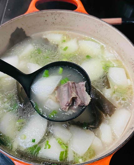 Beef Ribs with White Radish Soup | 排骨萝卜汤