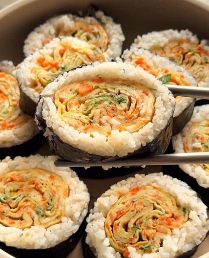 Gyeranmari Kimbap (Egg Omelette Kimbap)