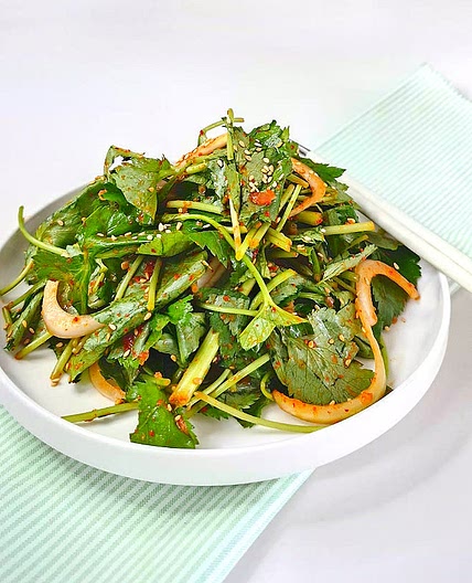 삼겹살과 찰떡궁합 참나물무침