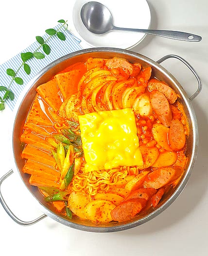 즉석에서 보글보글 부대찌개