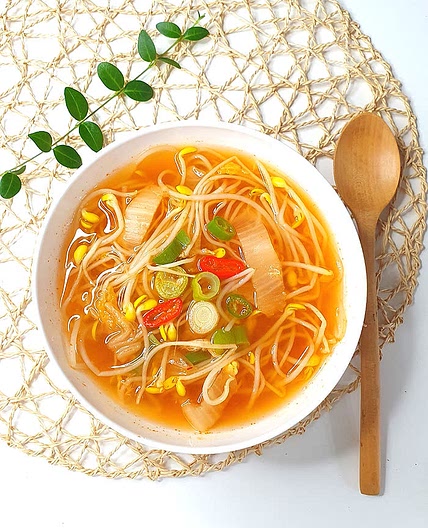 칼칼하게 개운한 김치콩나물국