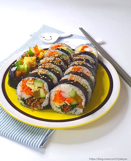 개운해서 끝없이먹게 되는 매운멸치김밥