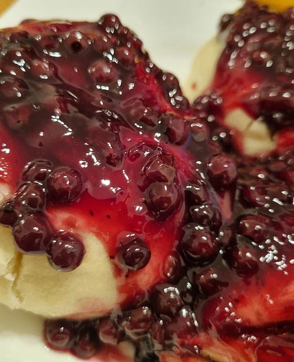 Hefeklöße mit Heidelbeeren
