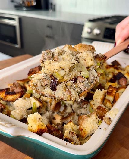 DAIRY-FREE SOURDOUGH STUFFING WITH SAUSAGE✨ you can’t have Thank