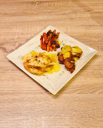 Filet poulet sauce au poivre – pdt rissolée – carottes