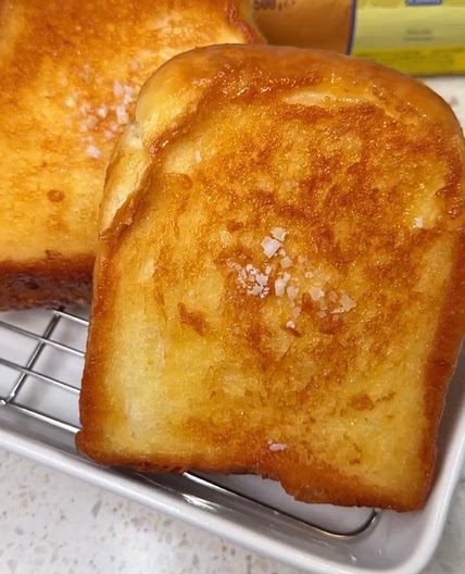 단짠의 꿀조합! 허니버터 소금빵🍞