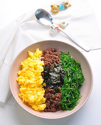 삼색소보로덮밥