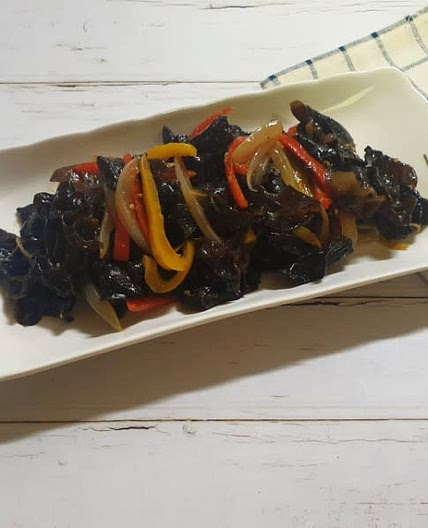 야채와 함께 굴소스로 맛을 낸 목이버섯 볶음 만들기